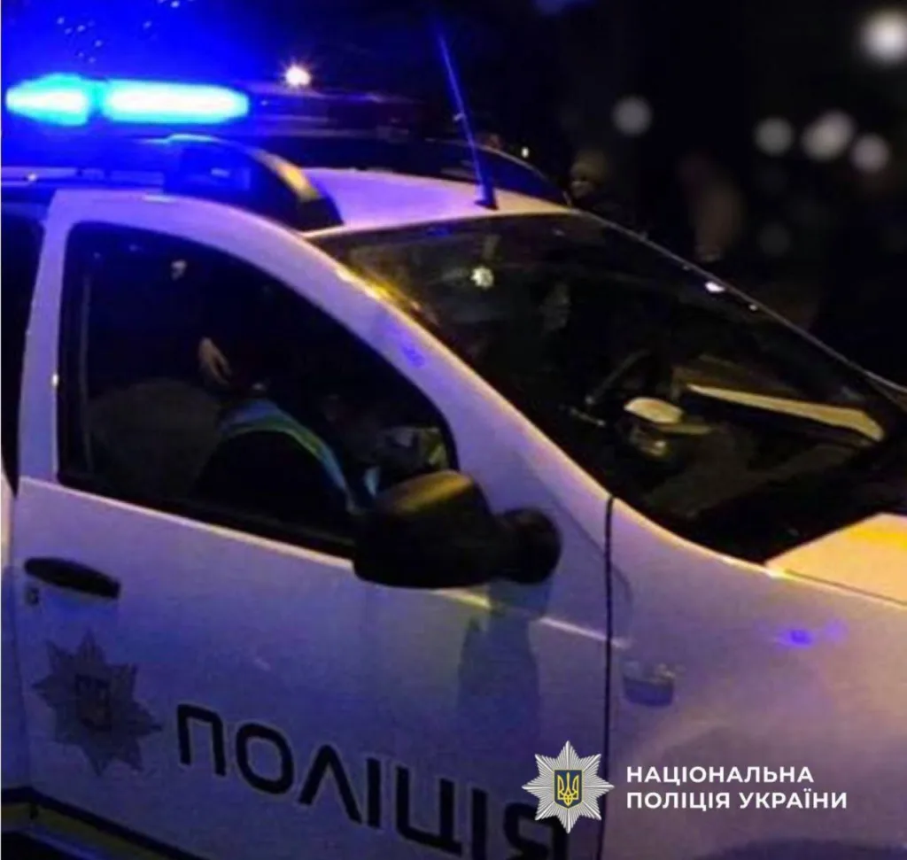 Поліцейський автомобіль з увімкненими проблисковими маячками