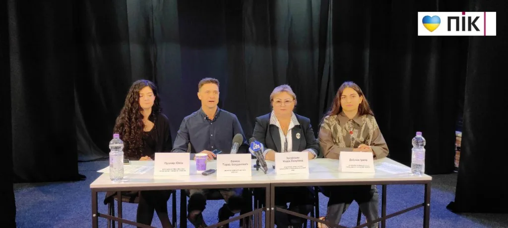 Пресконференція чотирьох людей за столом