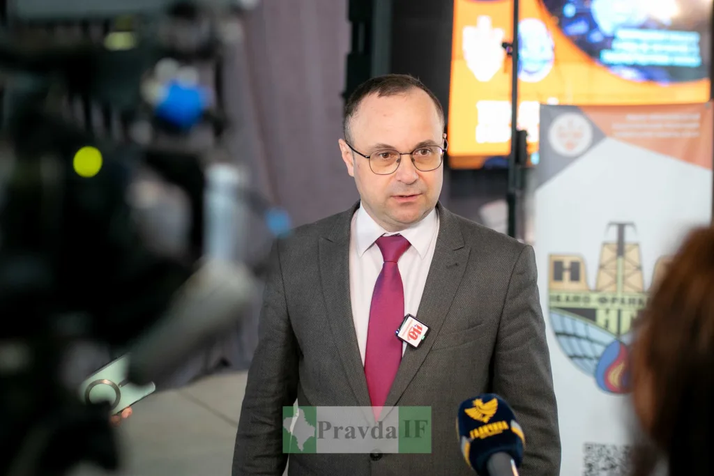 Чоловік у костюмі дає інтерв'ю журналістам