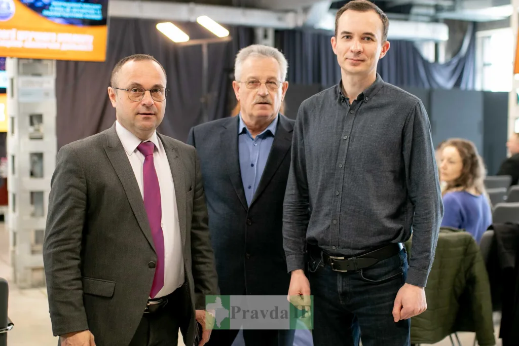 Троє чоловіків на діловій зустрічі