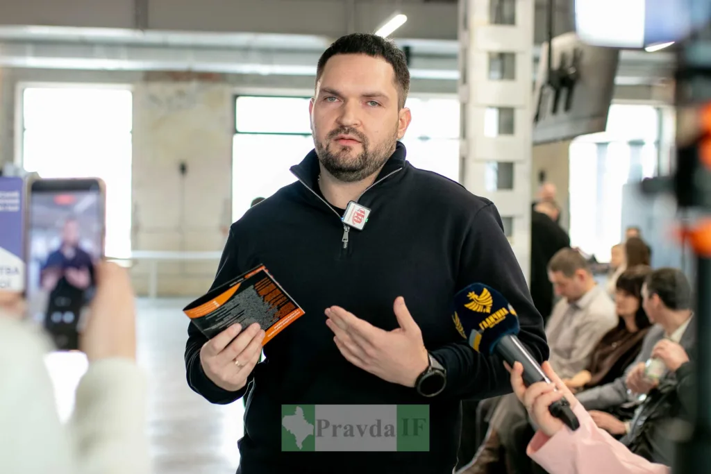 Чоловік говорить на пресконференції