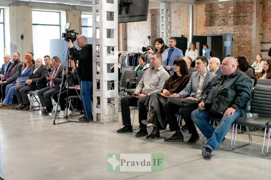 Люди на конференції у сучасному залі