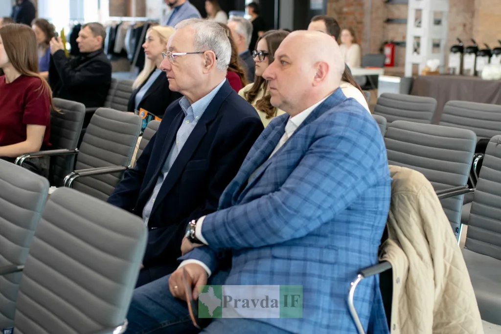 Люди слухають презентацію на конференції