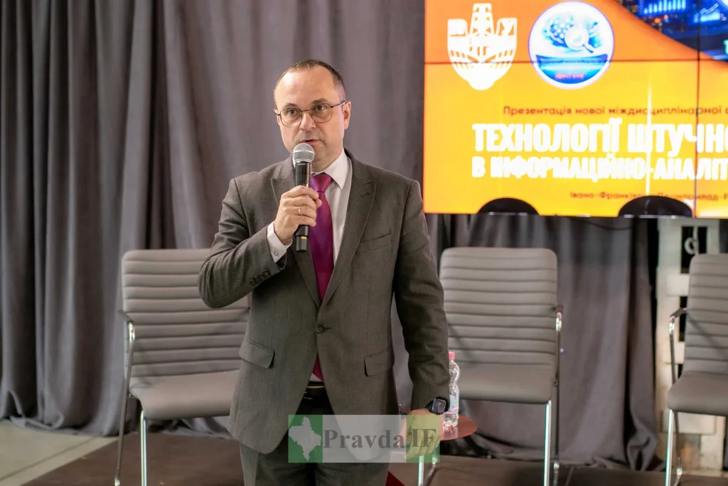 Чоловік виступає на конференції про штучний інтелект