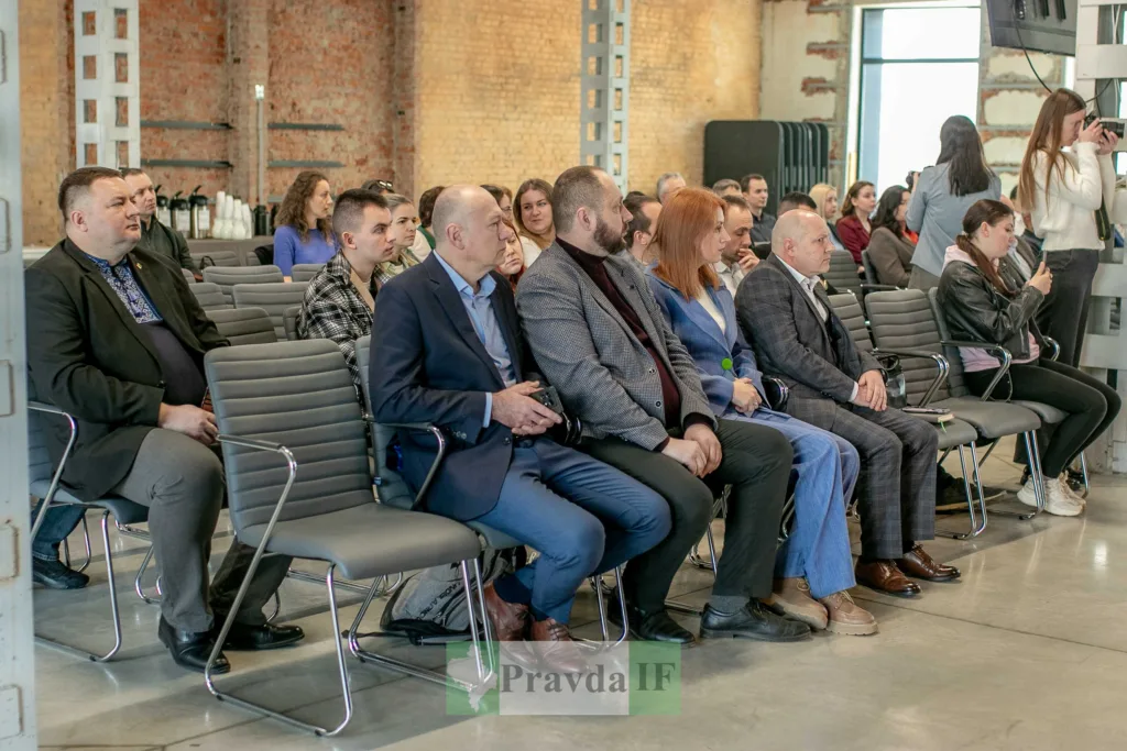 Люди сидять на конференції у сучасному залі