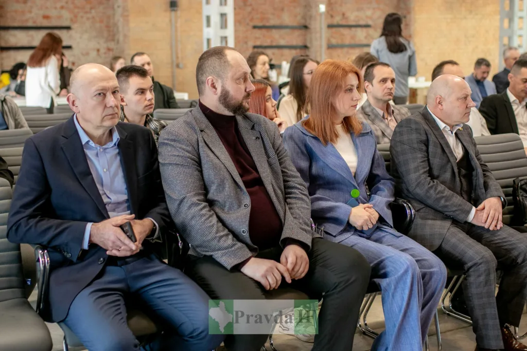 Люди на бізнес-конференції сидять у залі