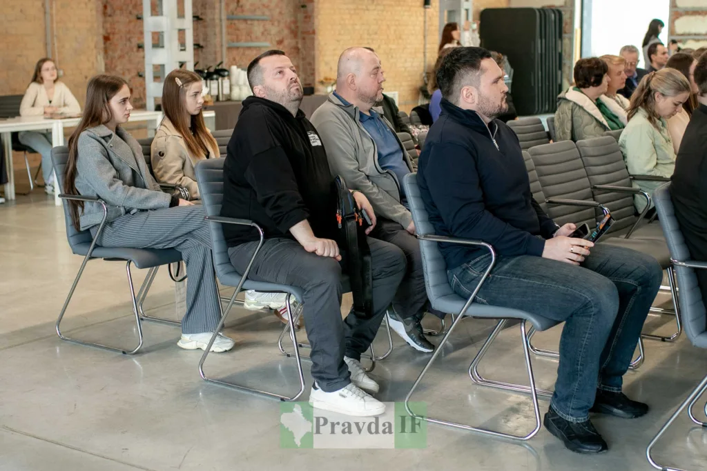 Люди сидять на конференції у залі