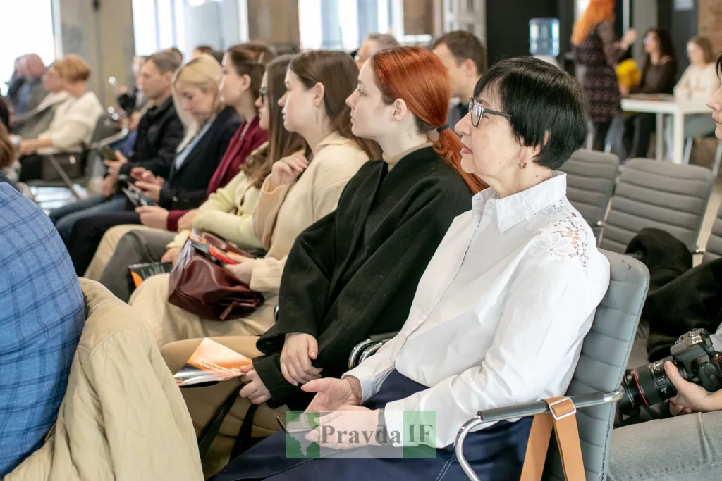 Люди слухають презентацію в конференц-залі