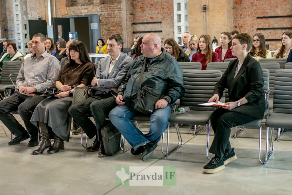 Люди сидять на конференції в залі