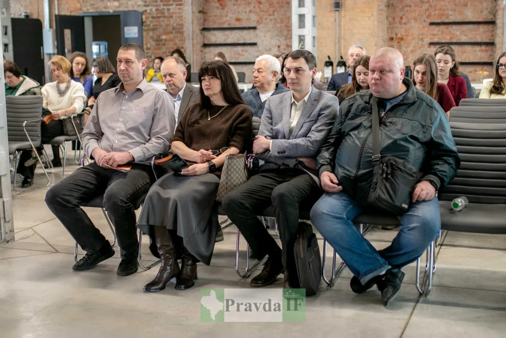 Люди сидять на конференції у залі