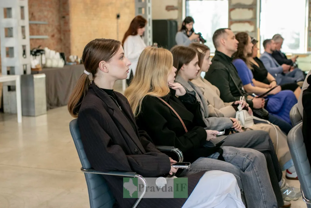 Люди слухають презентацію у конференц-залі