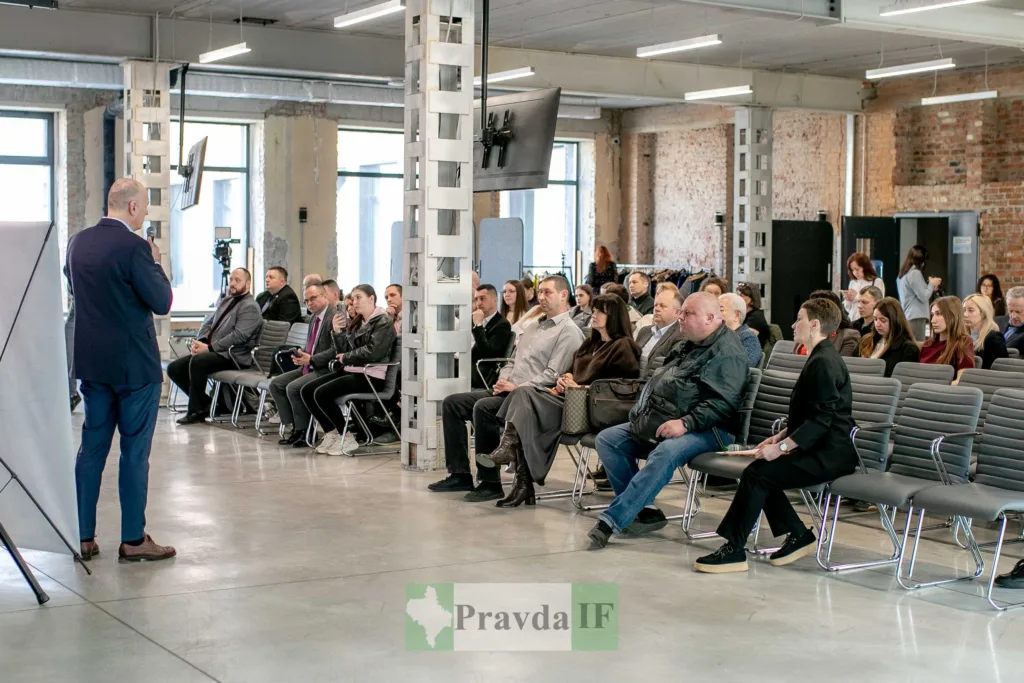 Доповідь перед аудиторією на бізнес-конференції