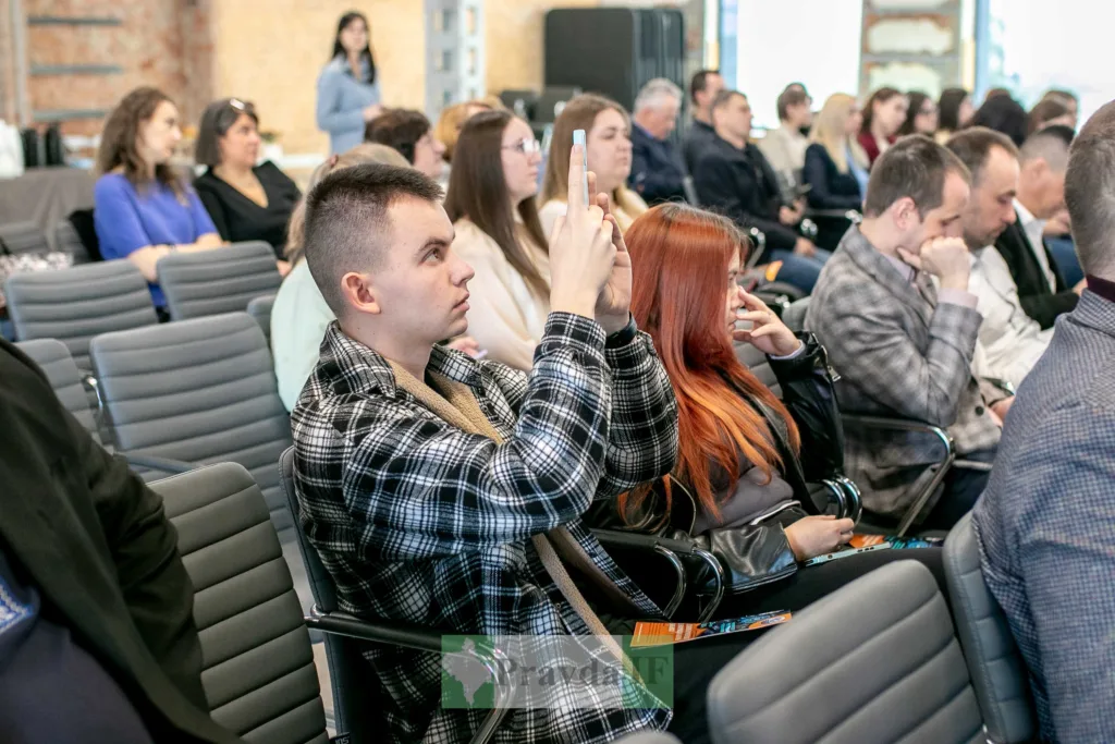 Люди слухають лекцію в конференц-залі