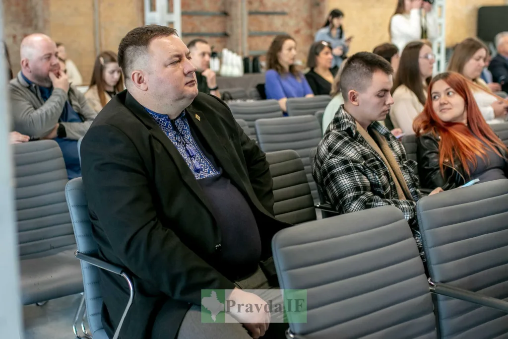 Люди сидять на конференції у залі