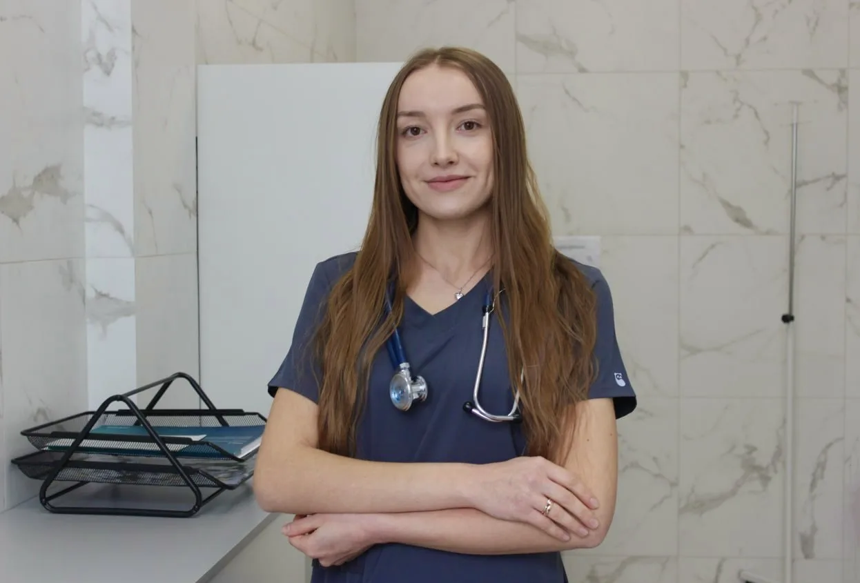 Молода медсестра у медичному кабінеті