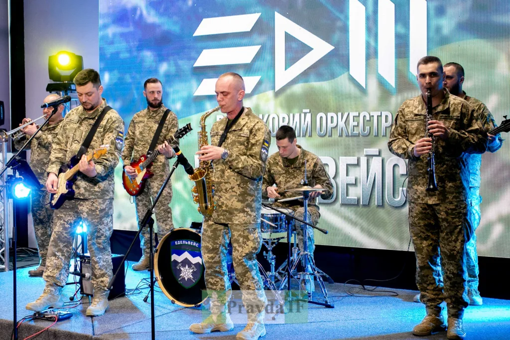 Військовий оркестр виконує музику на сцені