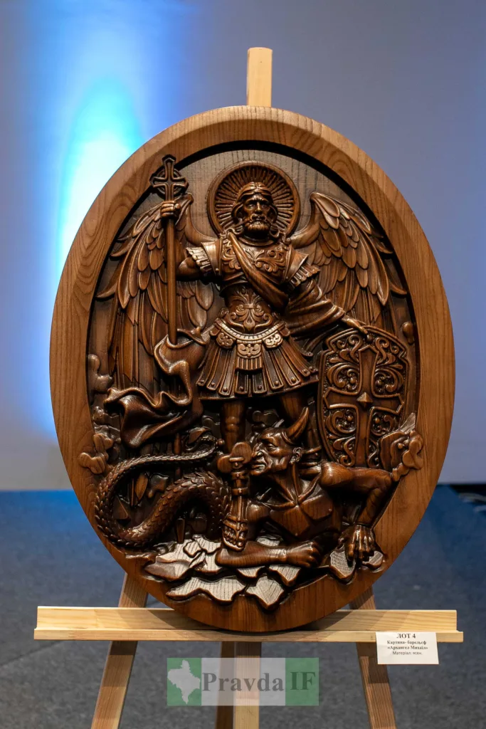 Дерев’яна різьба архангела, що перемагає дракона
