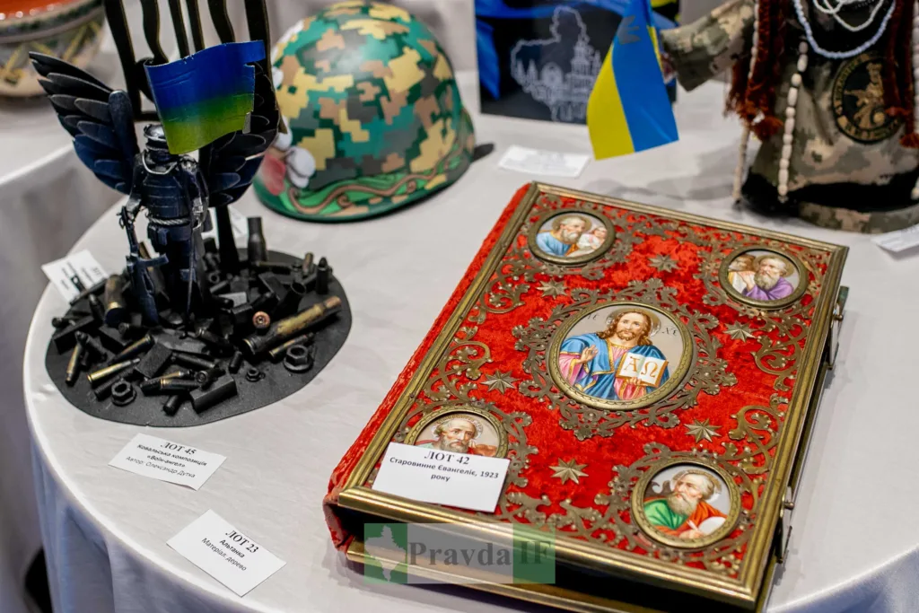 Старовинне Євангеліє та військові артоб’єкти на виставці