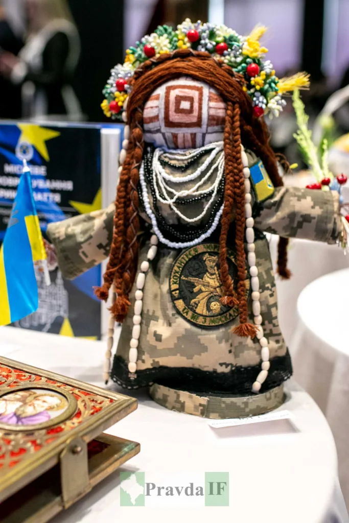 Лялька-мотанка у військовій формі з українським прапором