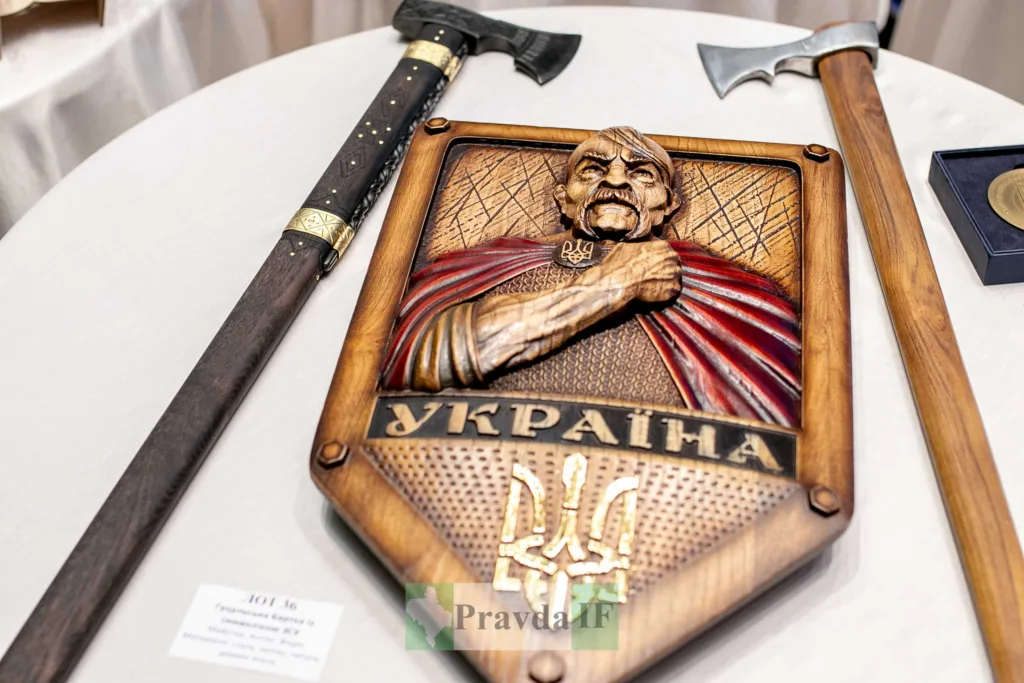 Дерев’яний герб України з козаком і тризубом