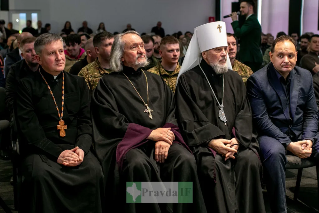 Священники та люди на урочистому заході