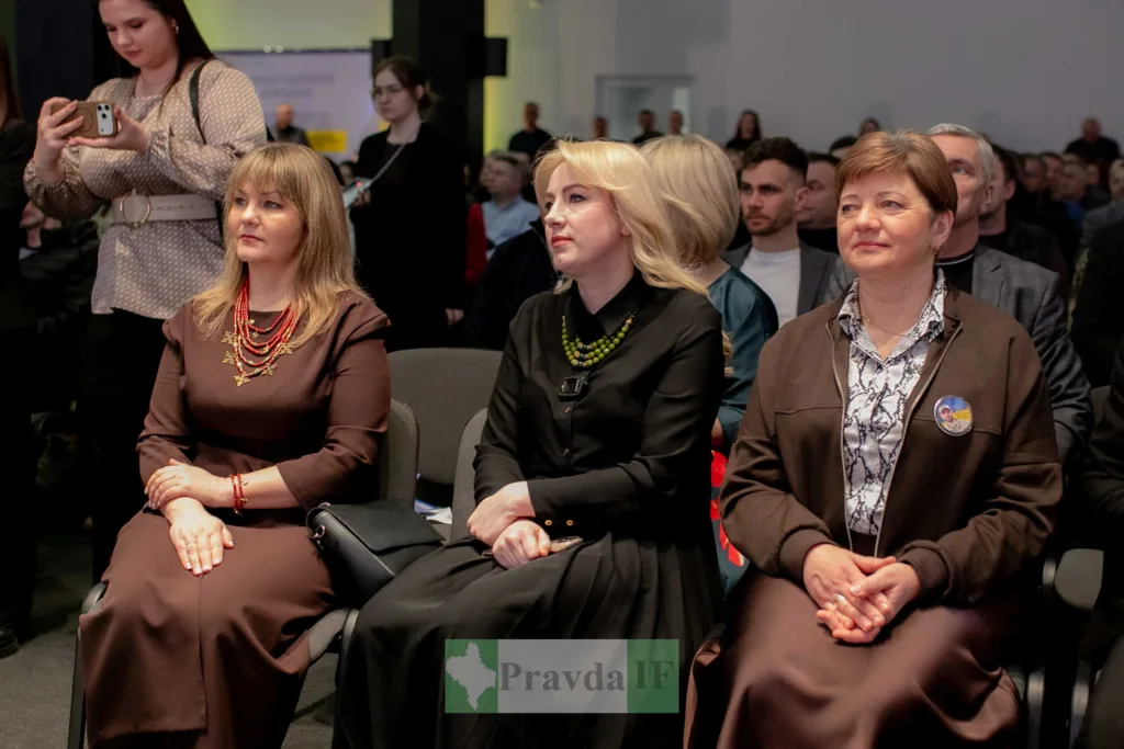 Жінки на конференції сидять у першому ряду