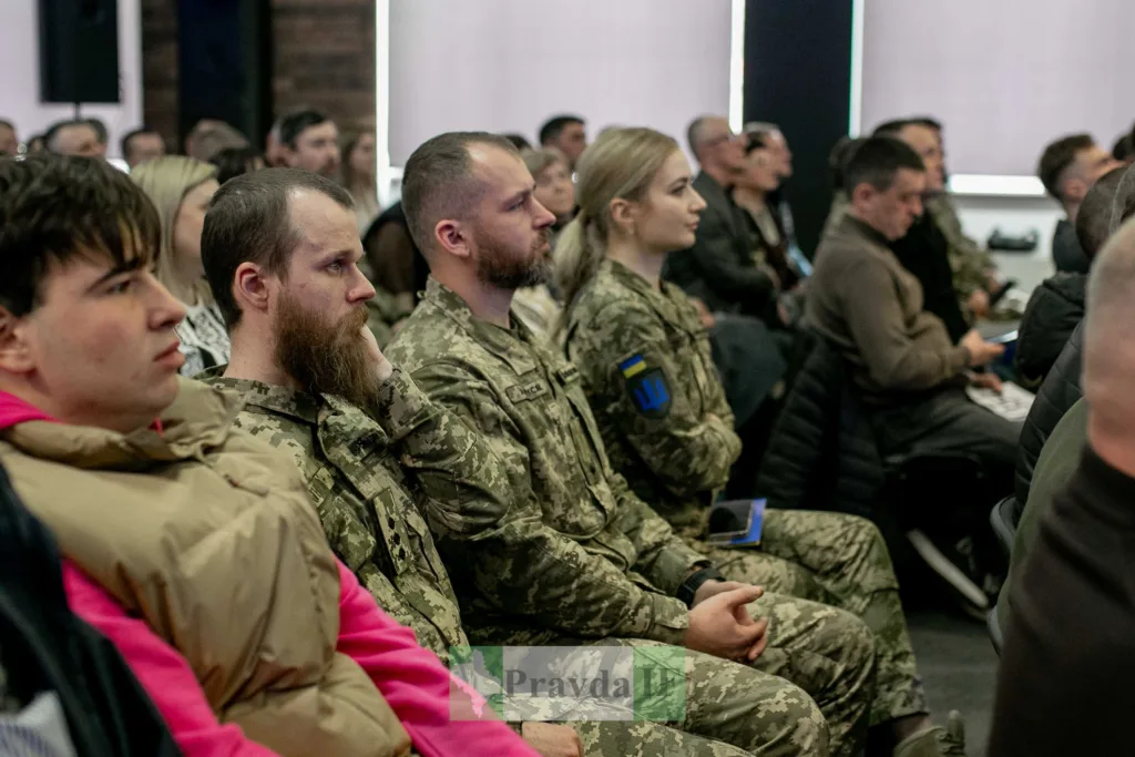 Українські військові на конференції слухають виступ