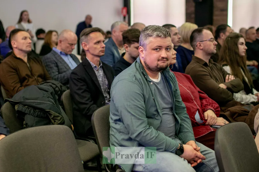 Люди слухають виступ на конференції