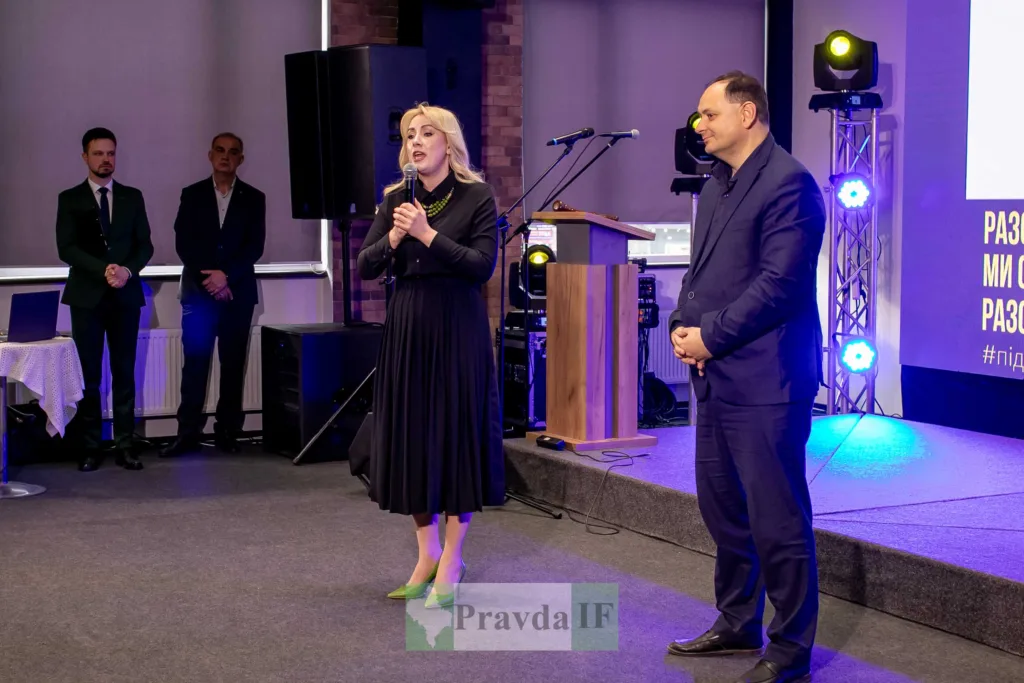 Люди виступають на сцені під час конференції