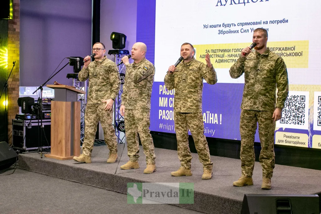 Військові співають на благодійному заході в Україні