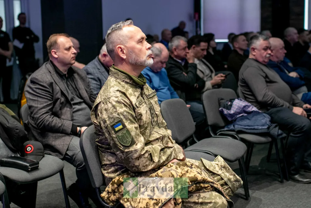 Військовий на конференції серед учасників