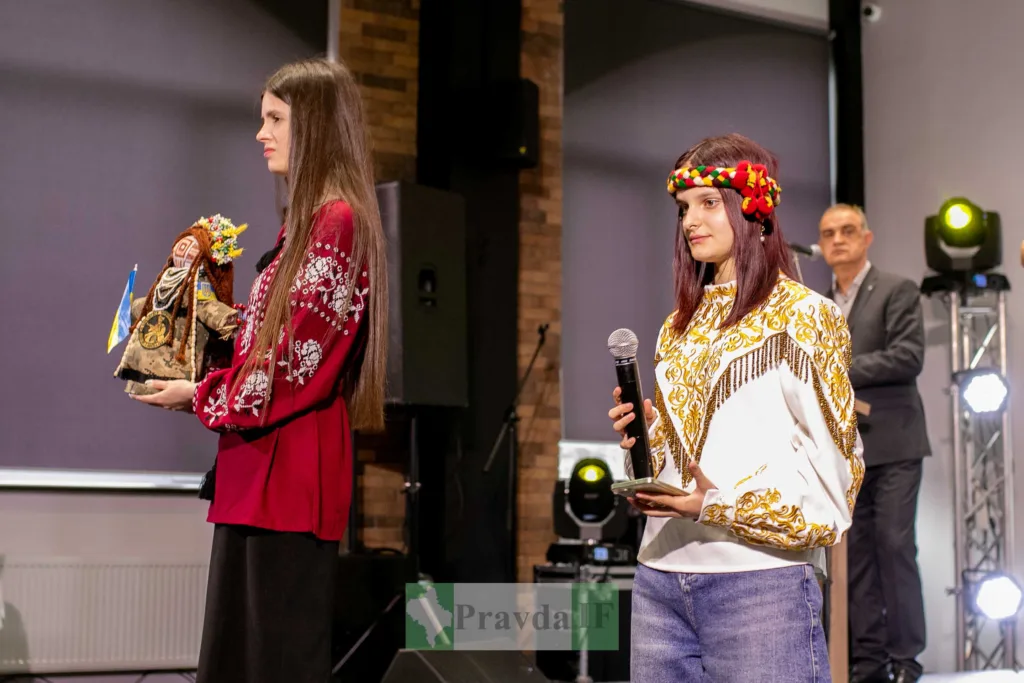 Дві жінки у вишиванках під час церемонії нагородження