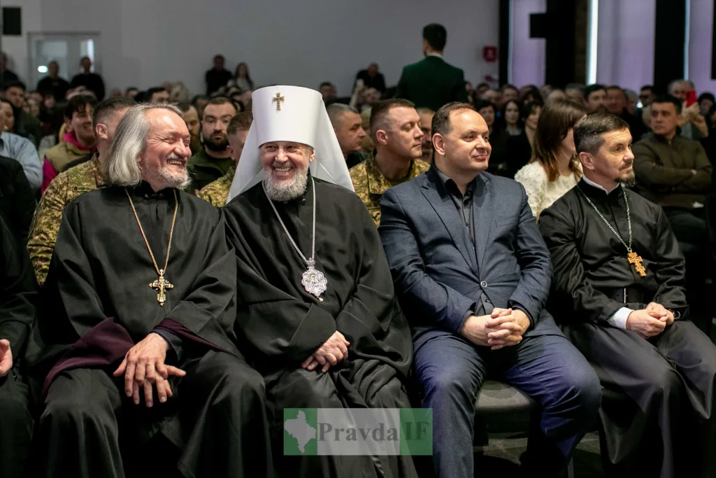 Священнослужителі та чоловік на публічному заході