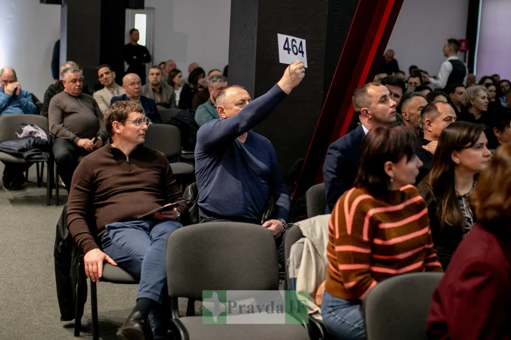 Чоловік піднімає номер на публічному заході