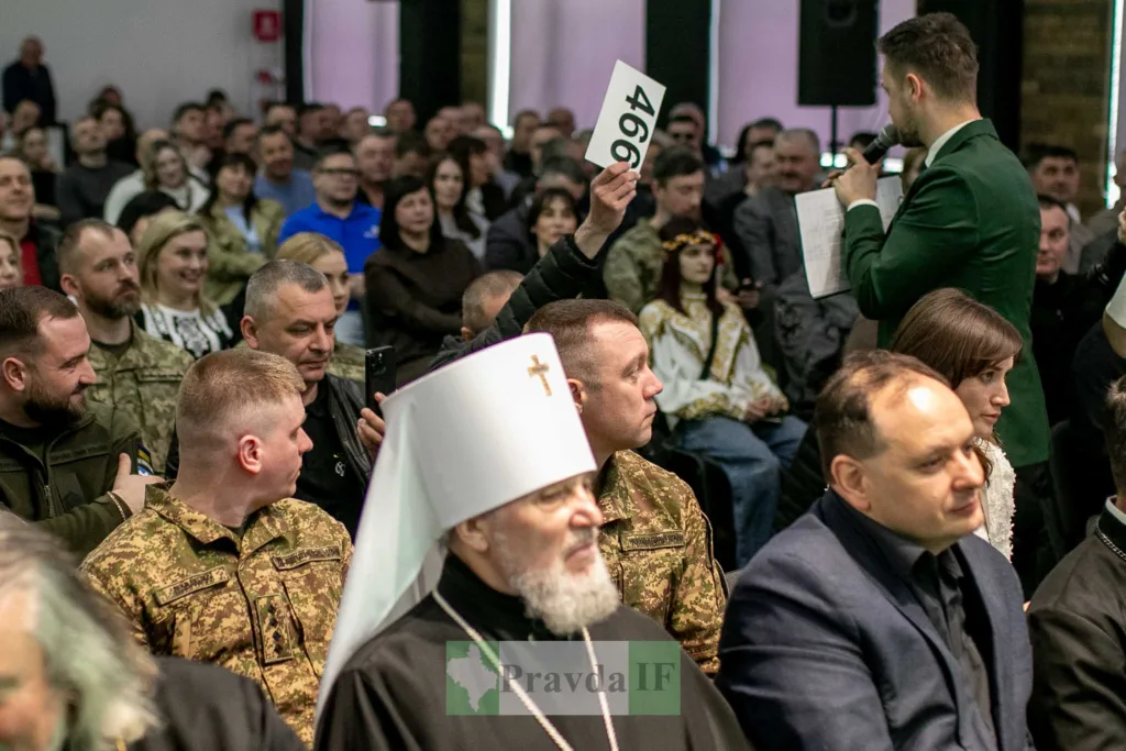 Аукціон з військовими та священником у залі