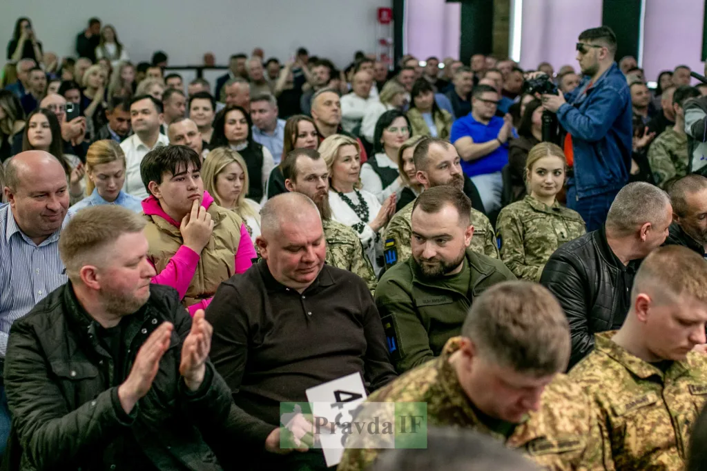 Люди на публічному заході в Україні