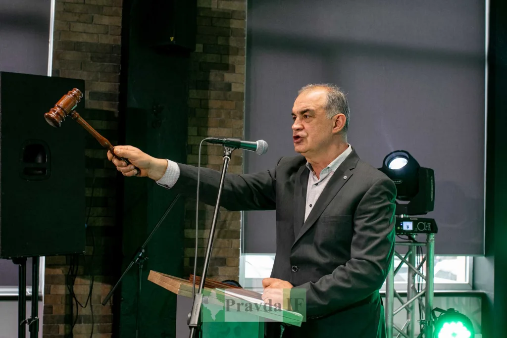 Аукціоніст тримає молоток під час торгів