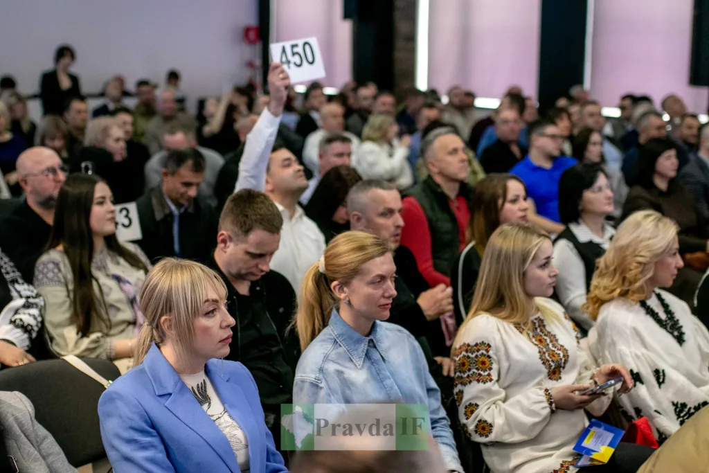 Люди на аукціоні, чоловік піднімає табличку 450