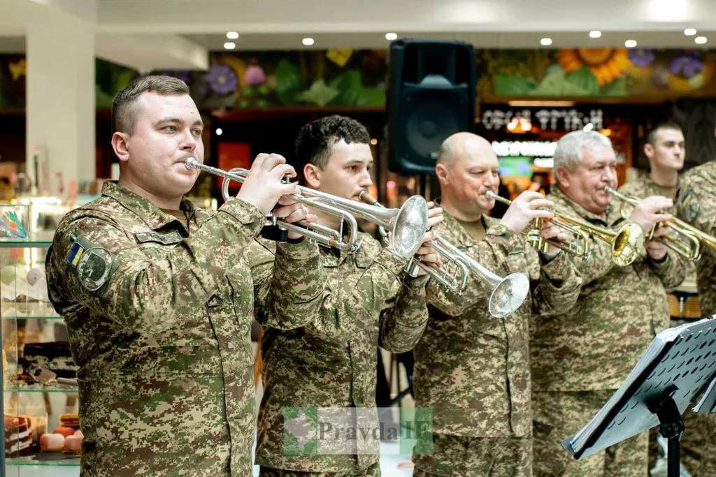 Військовий оркестр грає на трубах у приміщенні