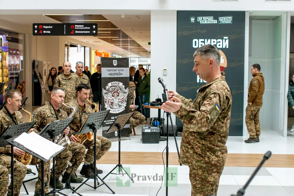 Військовий оркестр виступає у торговому центрі