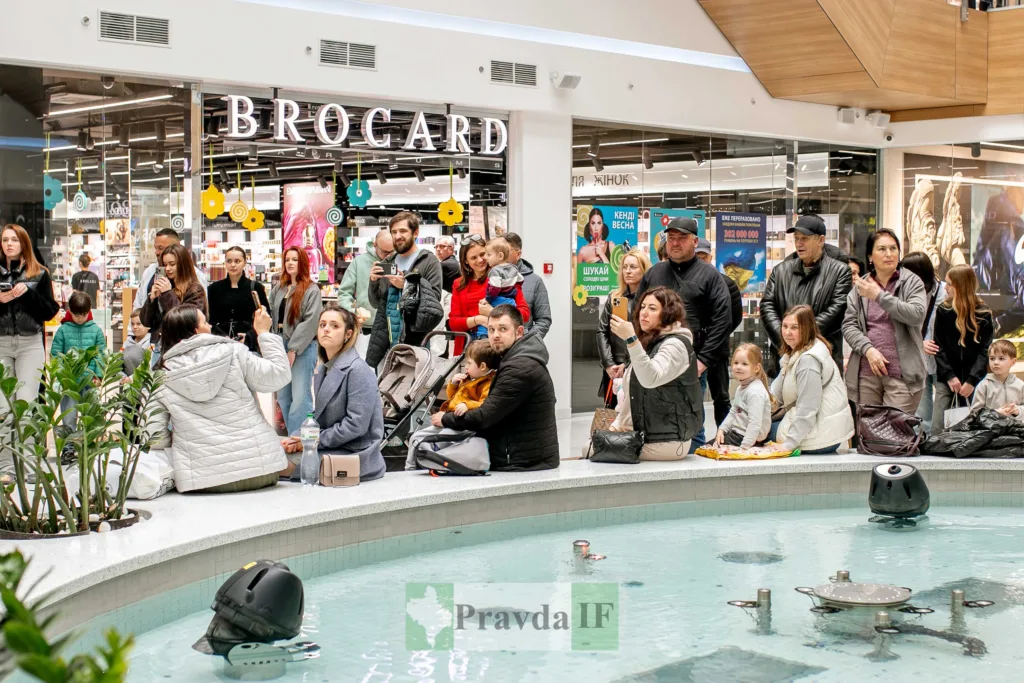 Люди біля фонтану в торговому центрі