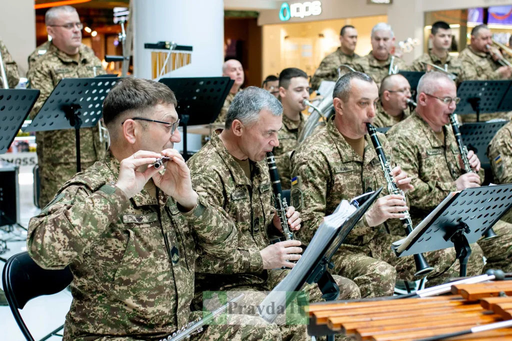 Військовий оркестр грає на духових інструментах