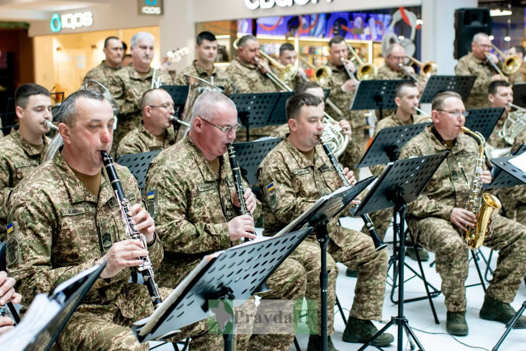 Військовий оркестр грає у торговому центрі