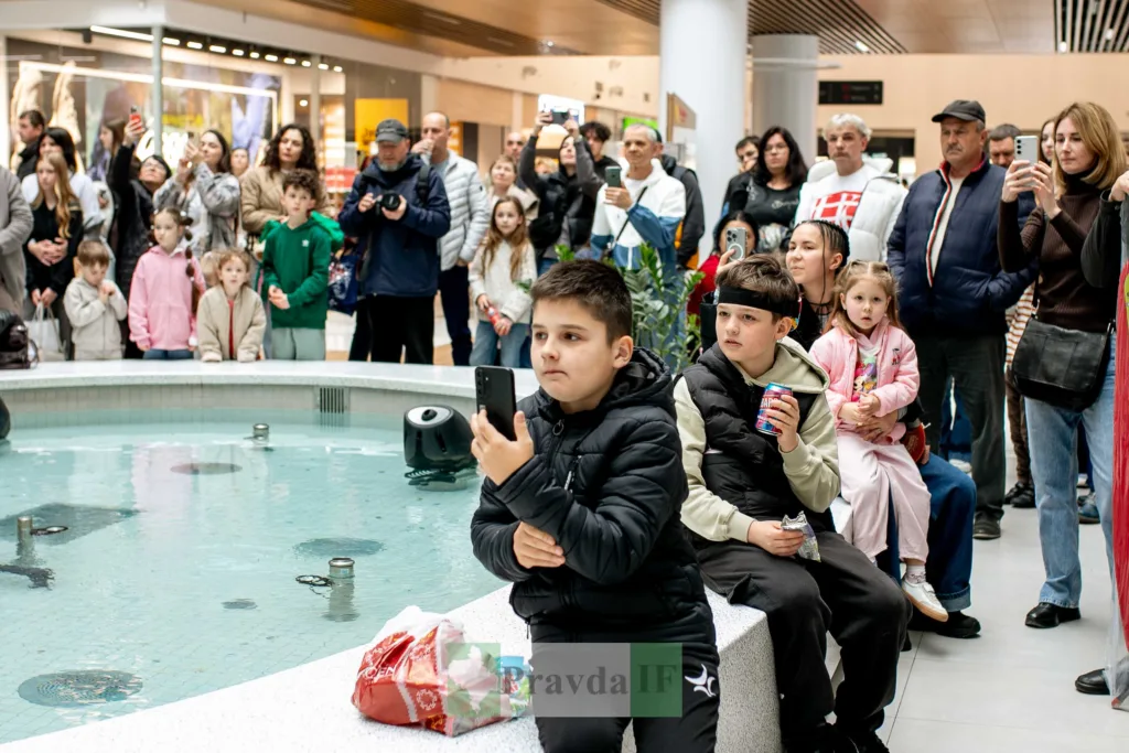 Діти та дорослі біля фонтану в торговому центрі