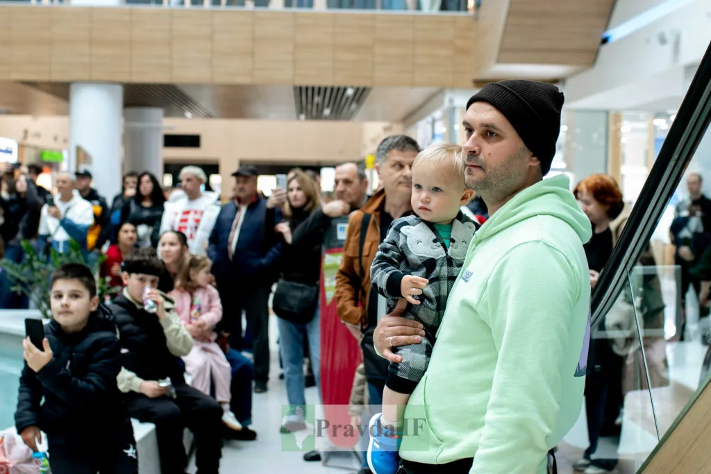 Люди з дітьми в торговому центрі