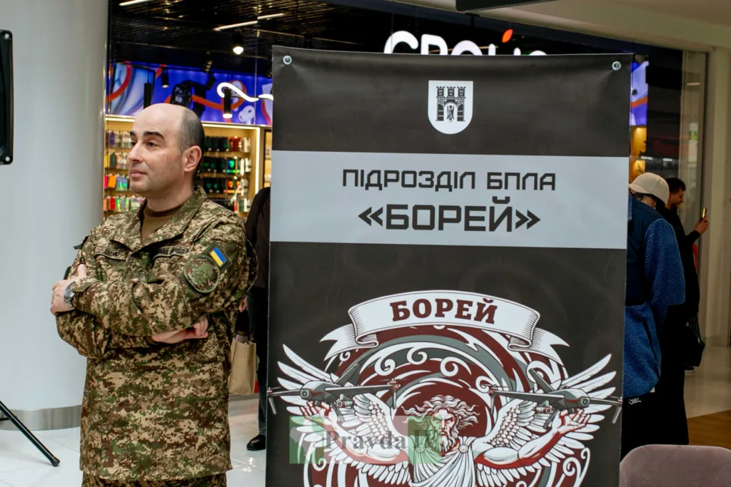 Військовий біля банера підрозділу БПЛА Борей