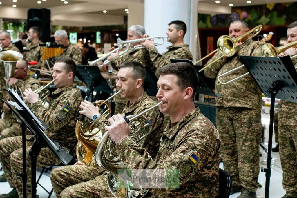 Військовий оркестр України виконує музику