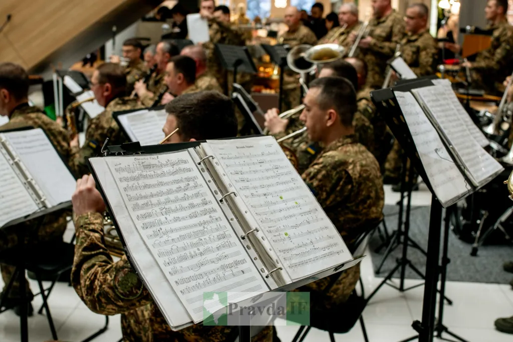 Військовий оркестр виконує музику на концерті
