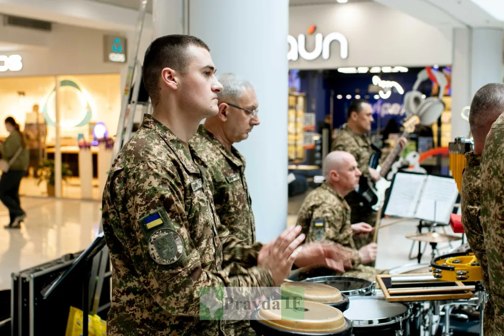 Військовий оркестр виступає у торговому центрі