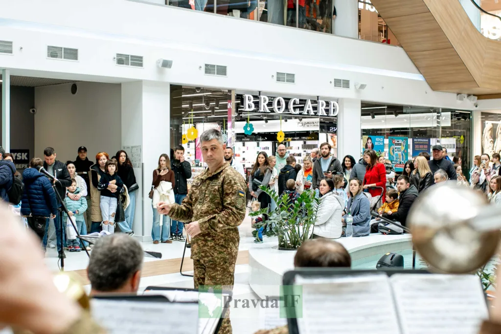 Військовий диригент веде оркестр у торговому центрі